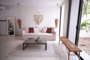 Luxury Sunny Villa - Fast Wifi & Great Location